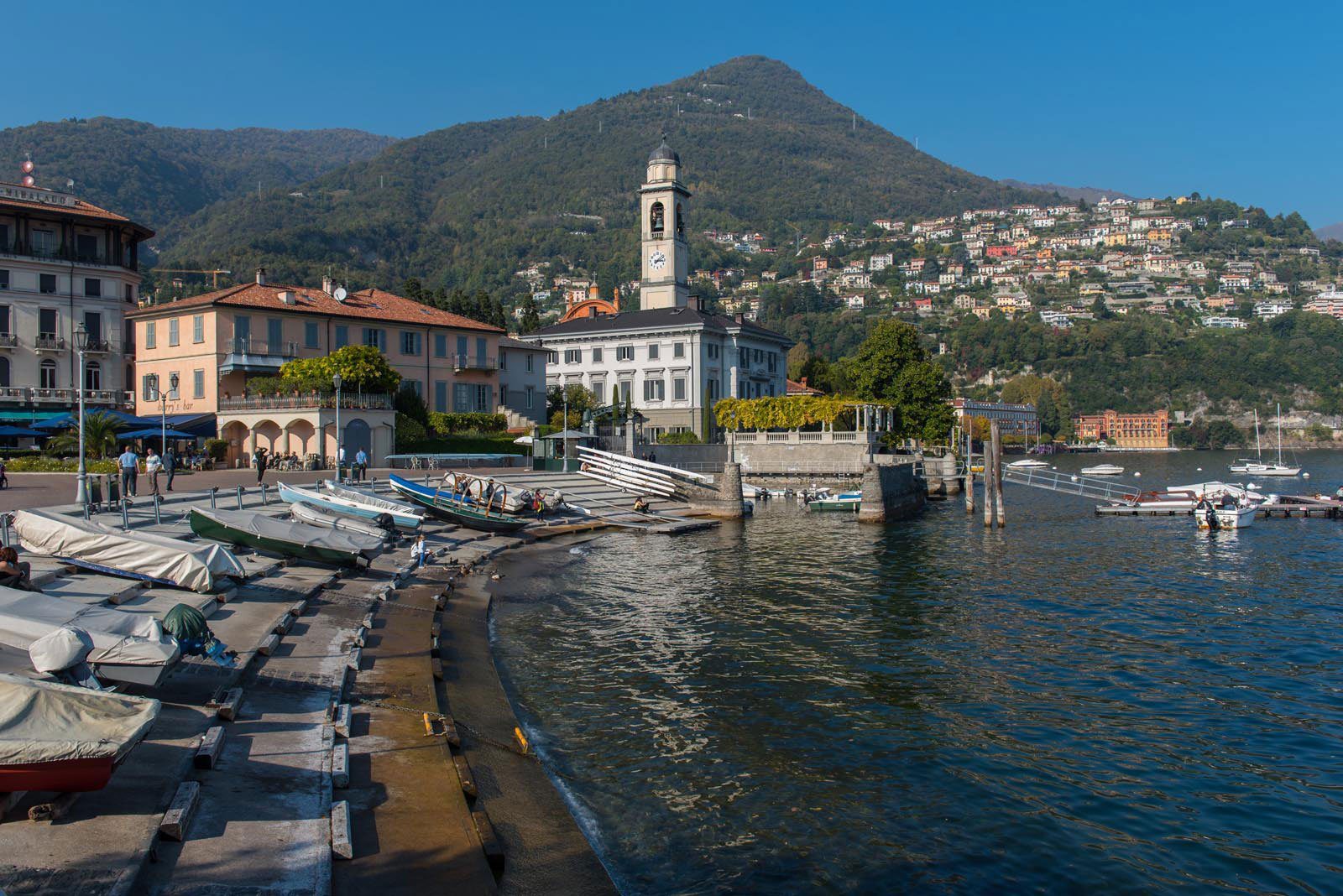 In De Herfstzon Een Bezoek Aan Cernobbio En Piazza Risorgimento In De Herfstzon Een Bezoek Aan Cernobbio En Piazza Risorgimento